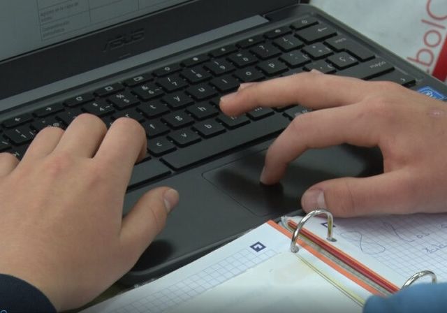 ordenador-niño-educacion-colegios-diocesanos-enseñanza-virtual-online-web-796x448