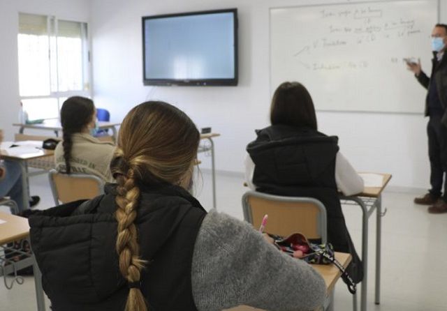 bachillerato-colegio-diocesano-educacion-clase-alumno-profesor-recurso-marzo-2022-web-796x448